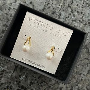 14kt gold plated pearl earrings never used in box.